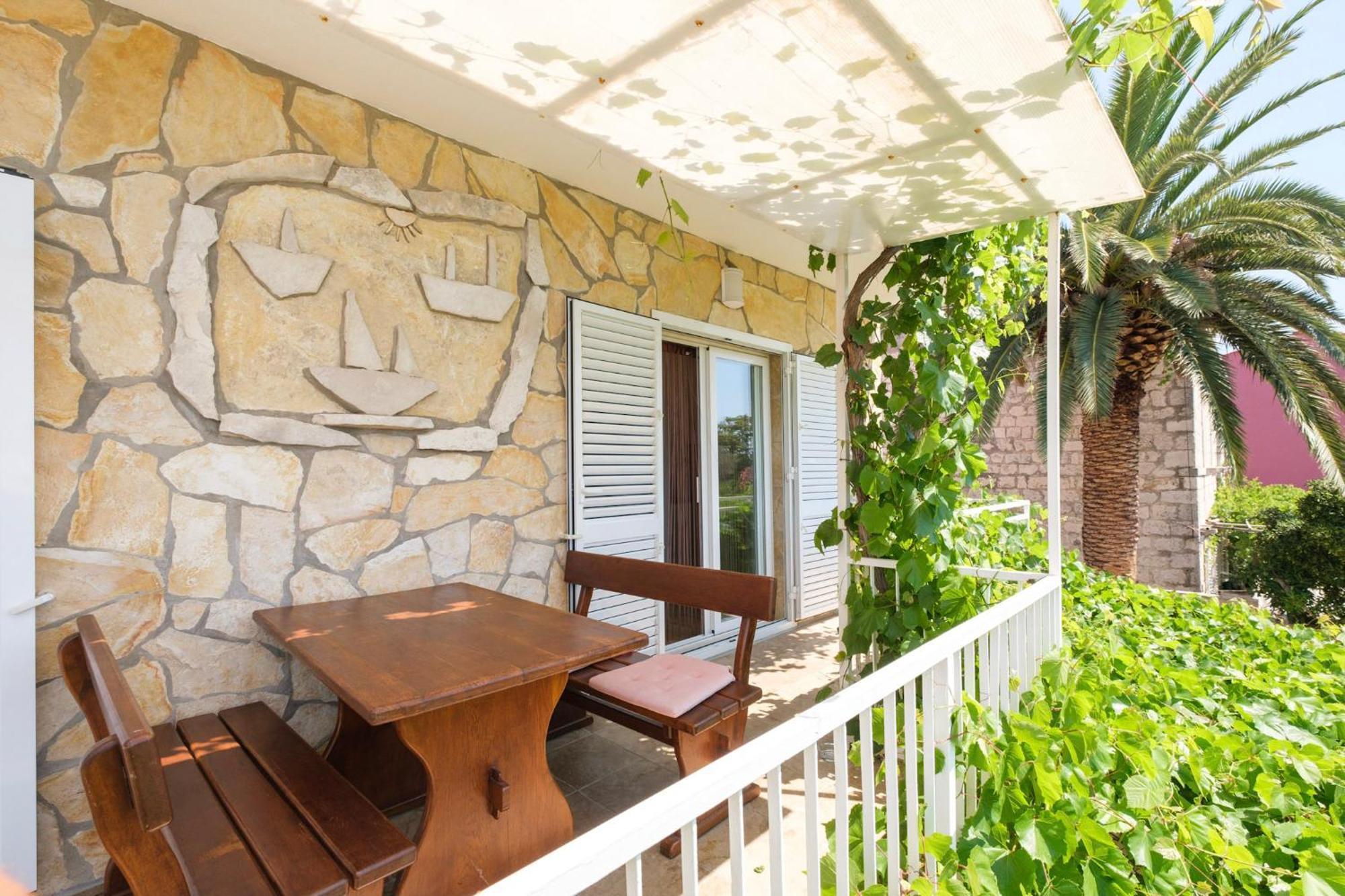 Apartments Kaktus Orebić Rom bilde